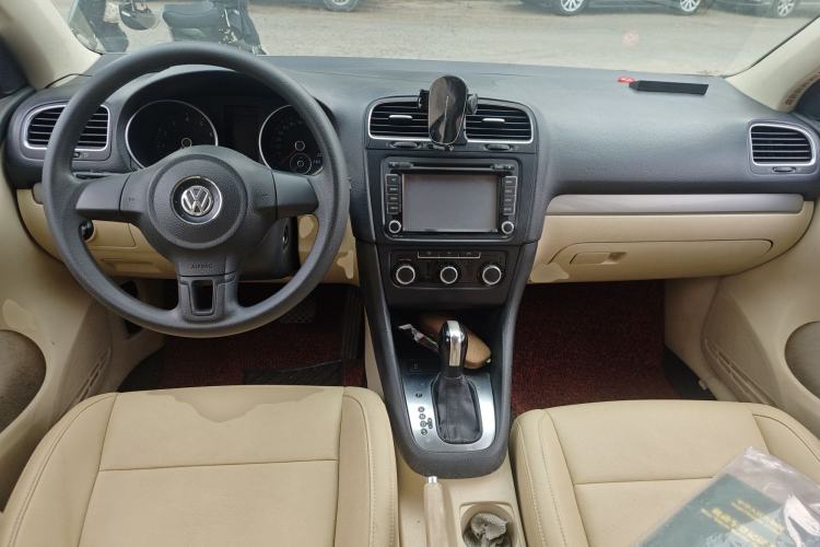 Used Volkswagen Golf 2012 1.6L Automatic Fashion Model Center Console
