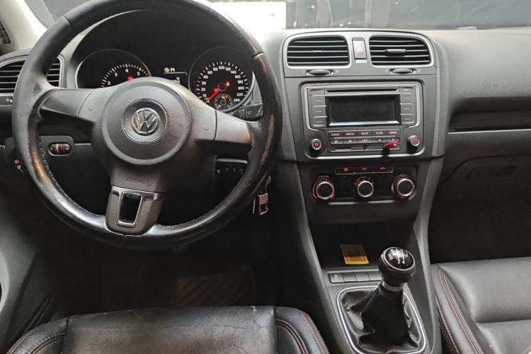 Used Volkswagen Golf 2012 1.6 Manual Comfort Edition Center Console