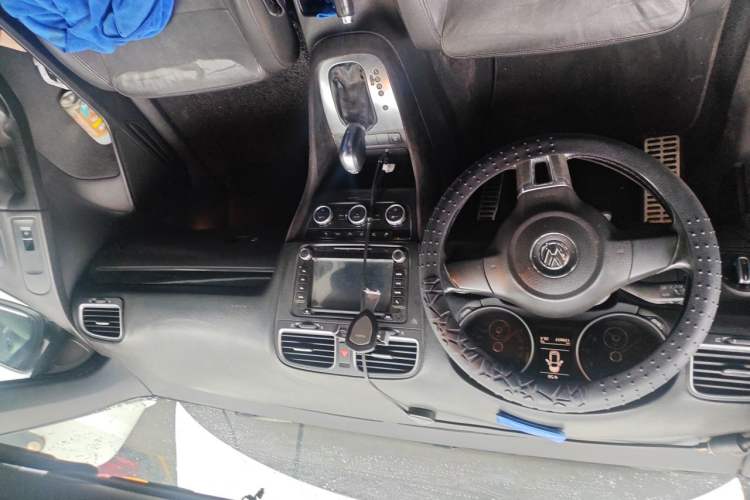 Used Volkswagen Golf 2012 1.4TSI Comfort Convertible Edition Center Console