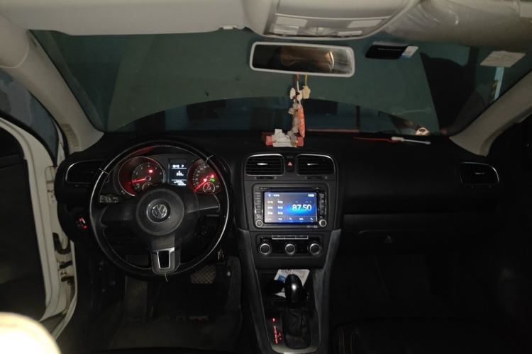 Used Volkswagen Golf 2012 1.6L Automatic Comfort Model Center Console