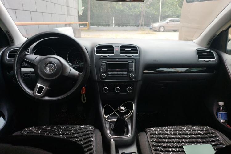 Used Volkswagen Golf 2012 1.6 Manual Comfort Edition Center Console