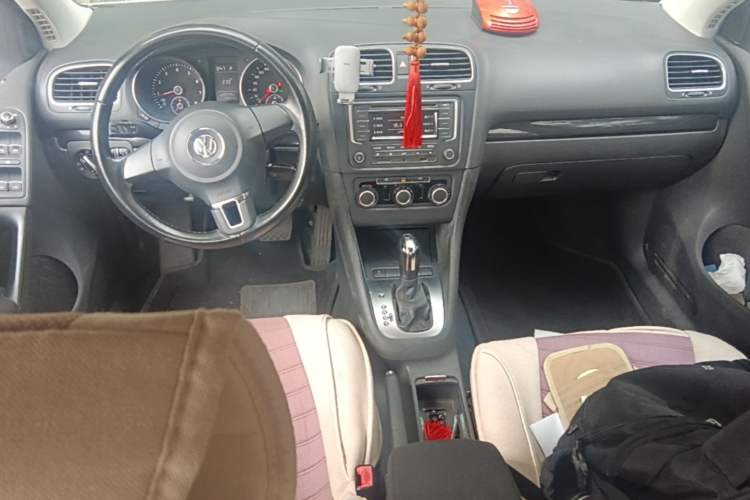 Used Volkswagen Golf 2012 1.6L Automatic Comfort Model Center Console