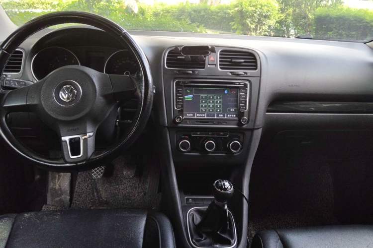 Used Volkswagen Golf 2012 1.6 Manual Comfort Edition Center Console
