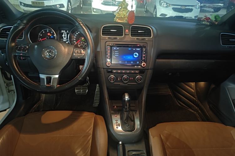 Used Volkswagen Golf 2012 1.4TSI Luxury Convertible Edition Center Console
