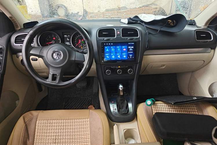 Used Volkswagen Golf 2012 1.6L Automatic Fashion Model Center Console