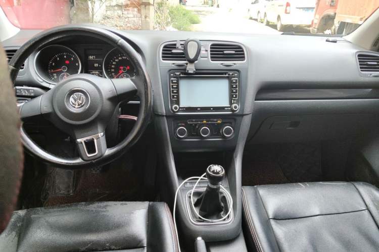 Used Volkswagen Golf 2012 1.6 Manual Comfort Edition Center Console