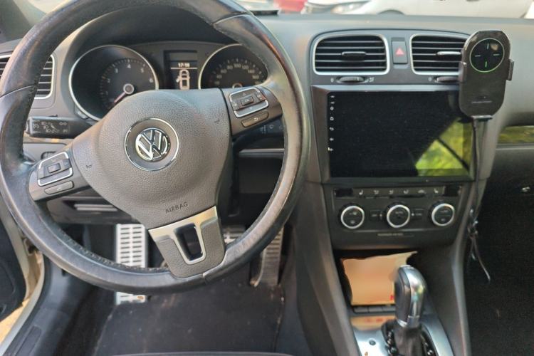 Used Volkswagen Golf 2012 1.4TSI Luxury Convertible Edition Center Console