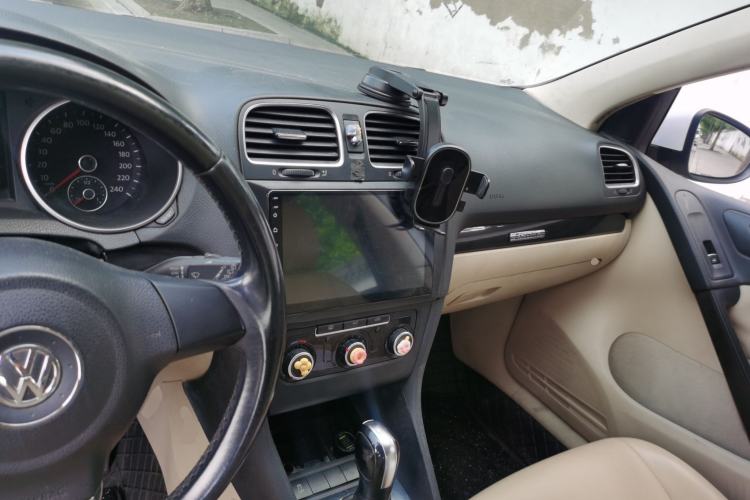 Used Volkswagen Golf 2012 1.6L Automatic Comfort Model Center Console
