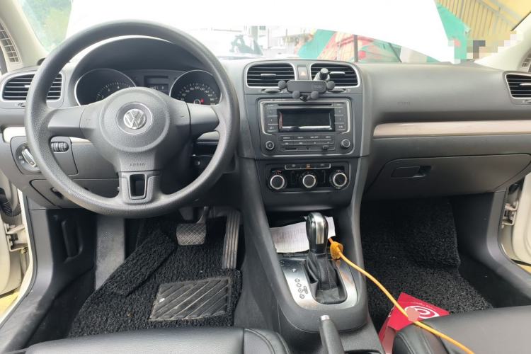 Used Volkswagen Golf 2012 1.6L Automatic Fashion Model Center Console