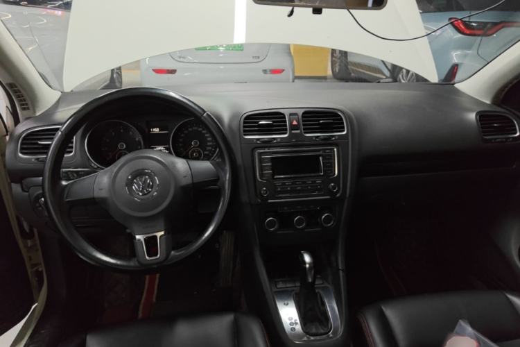 Used Volkswagen Golf 2012 1.6L Automatic Comfort Model Center Console