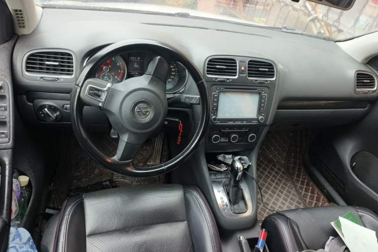 Used Volkswagen Golf 2012 1.6L Automatic Comfort Model Center Console