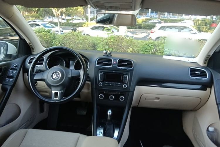 Used Volkswagen Golf 2012 1.6L Automatic Comfort Model Center Console