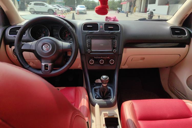 Used Volkswagen Golf 2012 1.6 Manual Comfort Edition Center Console