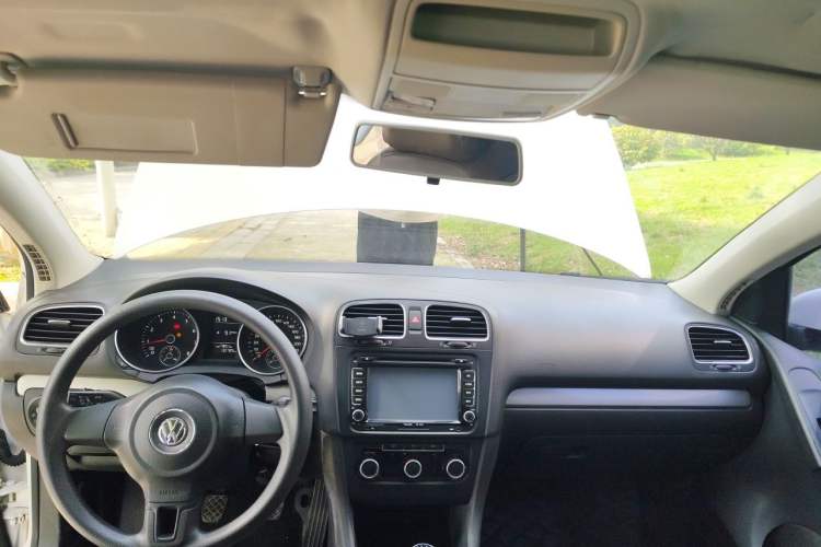 Used Volkswagen Golf 2012 1.6 Manual Fashion Edition Center Console