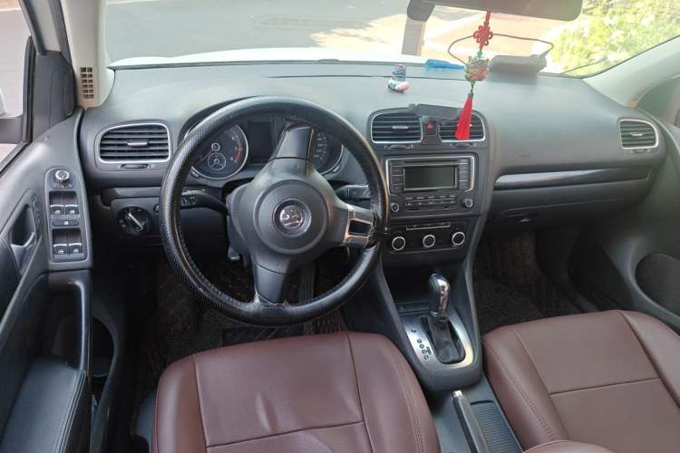 Used Volkswagen Golf 2012 1.6L Automatic Comfort Model Center Console
