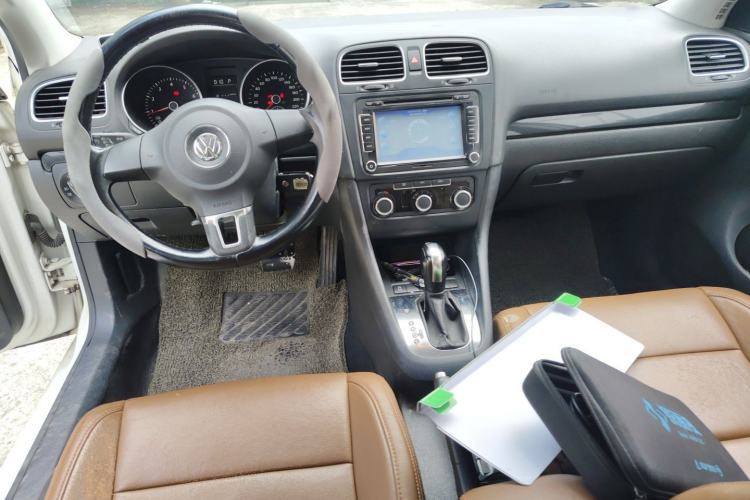 Used Volkswagen Golf 2012 1.6L Automatic Comfort Model Center Console