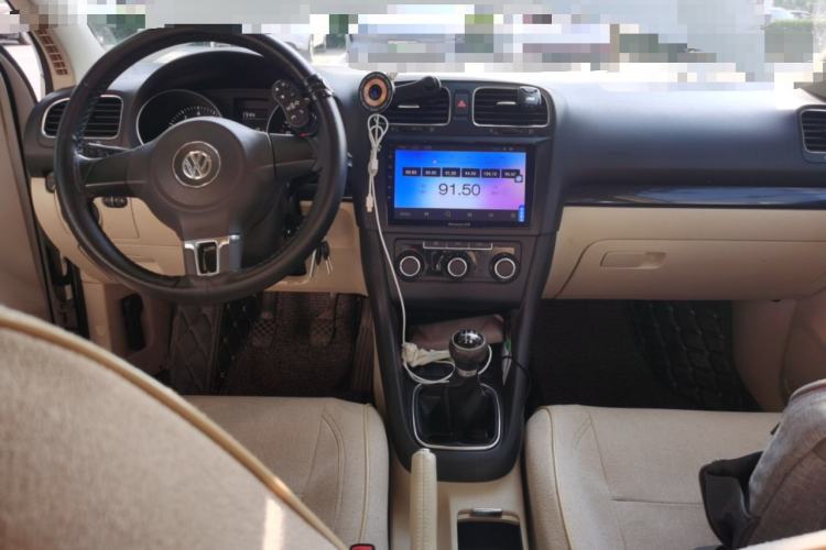 Used Volkswagen Golf 2012 1.6 Manual Comfort Edition Center Console