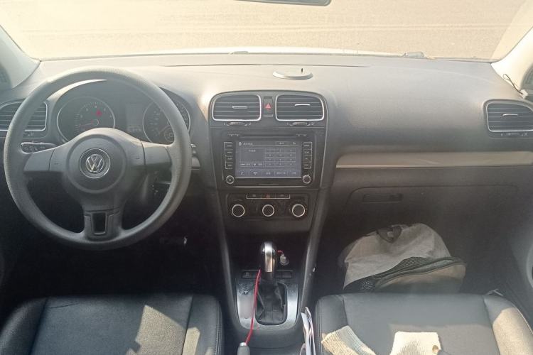 Used Volkswagen Golf 2012 1.6L Automatic Fashion Model Center Console