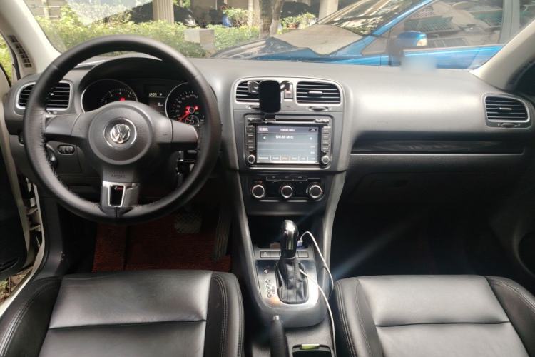Used Volkswagen Golf 2012 1.6L Automatic Comfort Model Center Console