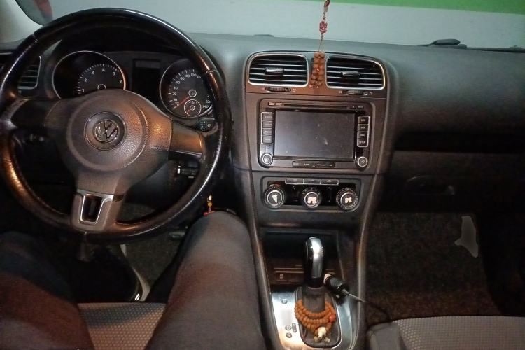 Used Volkswagen Golf 2012 1.6L Automatic Comfort Model Center Console