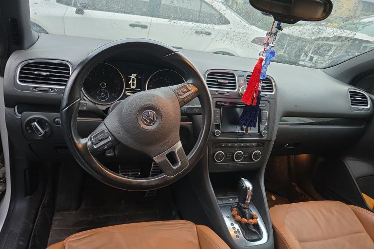Used Volkswagen Golf 2012 1.4TSI Luxury Convertible Edition Center Console