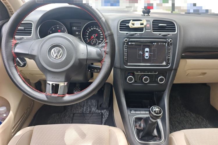 Used Volkswagen Golf 2012 1.6 Manual Comfort Edition Center Console