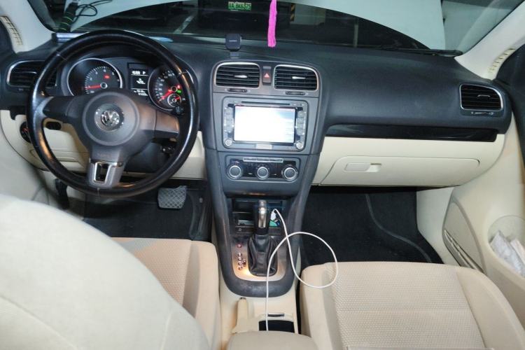 Used Volkswagen Golf 2012 1.6L Automatic Comfort Model Center Console
