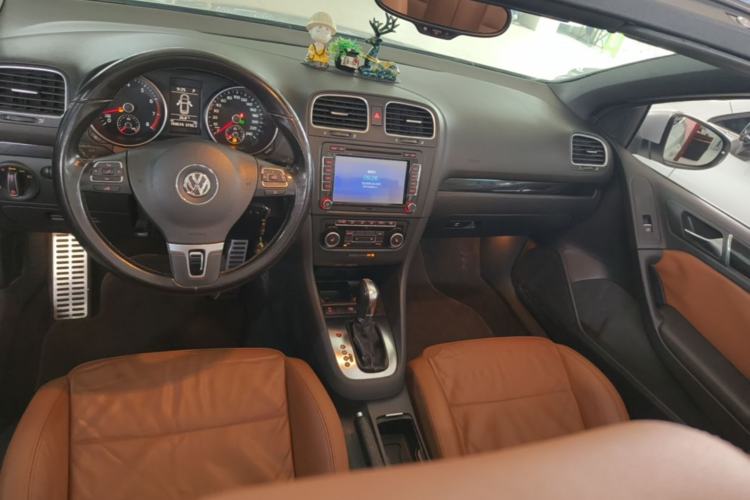 Used Volkswagen Golf 2012 1.4TSI Luxury Convertible Edition Center Console