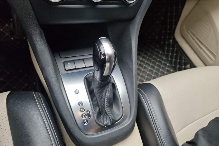 Used Volkswagen Golf 2012 1.6L Automatic Comfort Model Gear Lever