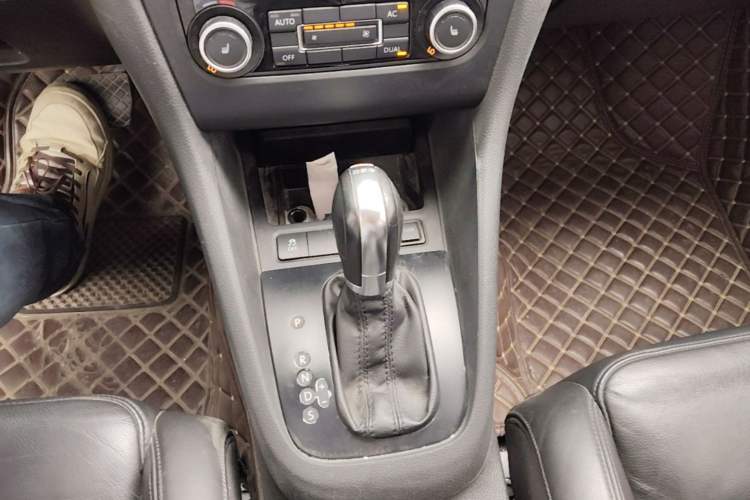 Used Volkswagen Golf 2012 1.4TSI Automatic Luxury Edition Gear Lever