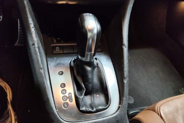 Used Volkswagen Golf 2012 1.4TSI Comfort Convertible Edition Gear Lever