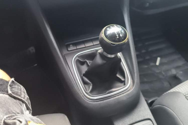 Used Volkswagen Golf 2012 1.6 Manual Comfort Edition Gear Lever