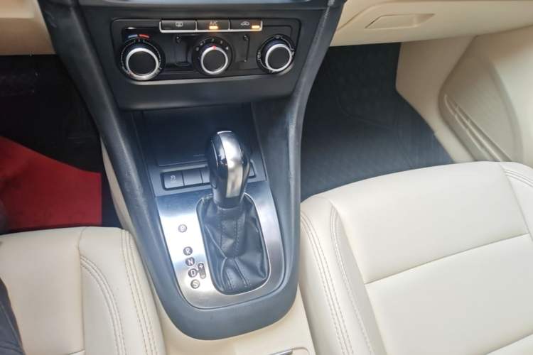 Used Volkswagen Golf 2012 1.6L Automatic Comfort Model Gear Lever