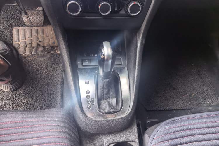 Used Volkswagen Golf 2012 1.6L Automatic Fashion Model Gear Lever
