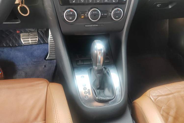 Used Volkswagen Golf 2012 1.4TSI Luxury Convertible Edition Gear Lever