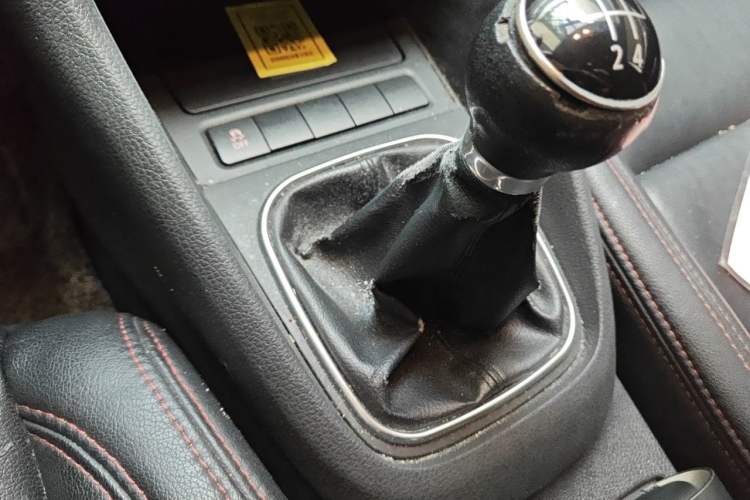 Used Volkswagen Golf 2012 1.6 Manual Comfort Edition Gear Lever