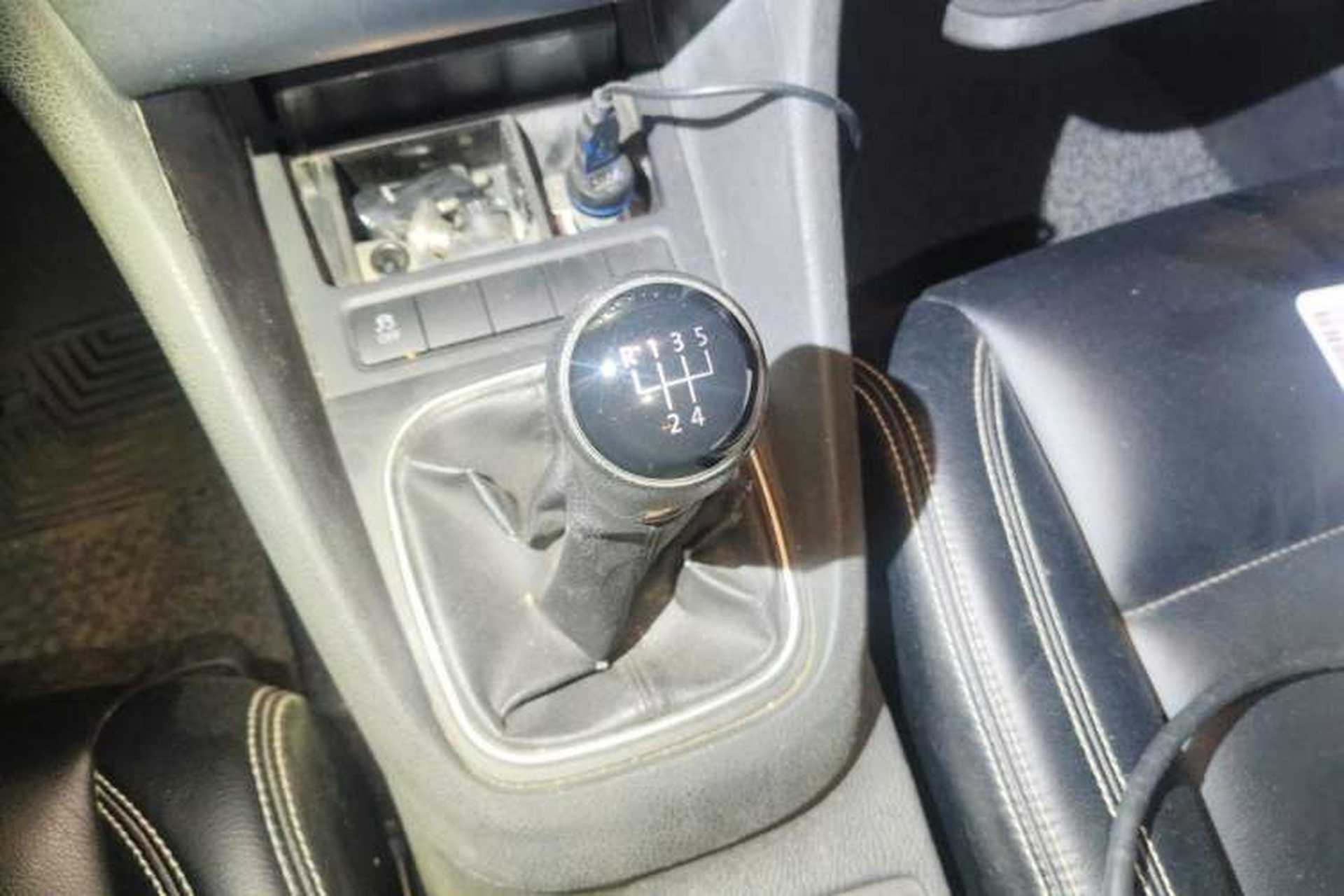 Used Volkswagen Golf 2012 1.6 Manual Comfort Edition Gear Lever