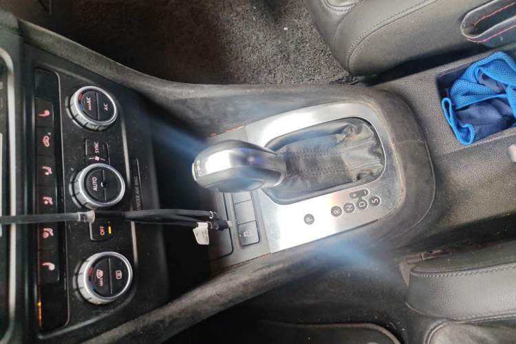 Used Volkswagen Golf 2012 1.4TSI Comfort Convertible Edition Gear Lever