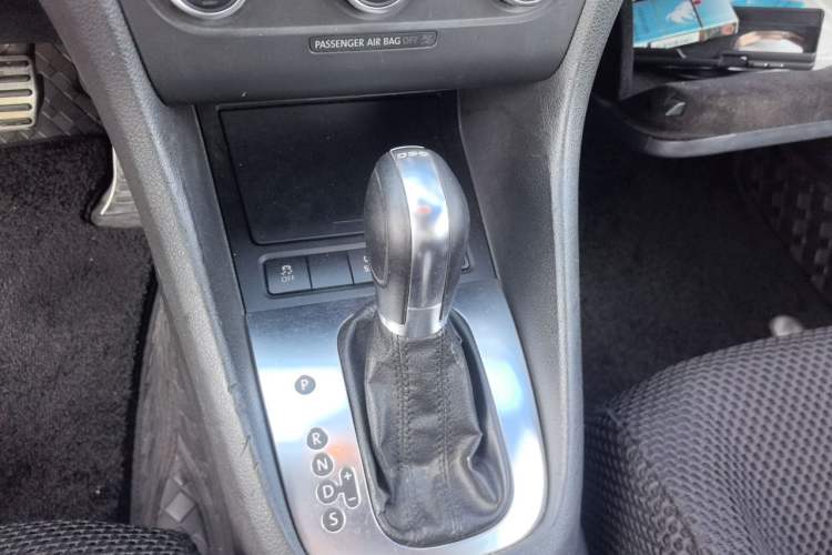 Used Volkswagen Golf 2012 1.4TSI Comfort Convertible Edition Gear Lever