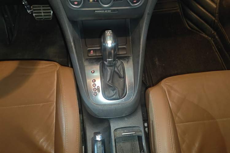 Used Volkswagen Golf 2012 1.4TSI Luxury Convertible Edition Gear Lever