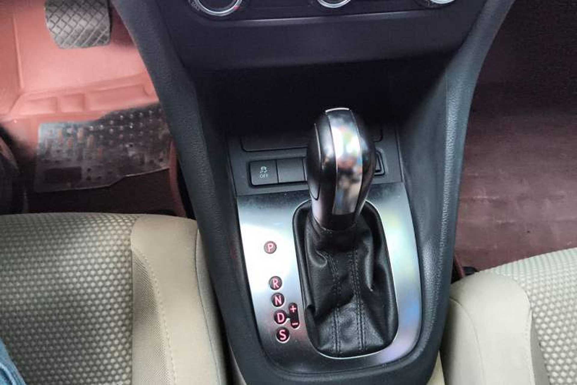 Used Volkswagen Golf 2012 1.6L Automatic Comfort Model Gear Lever