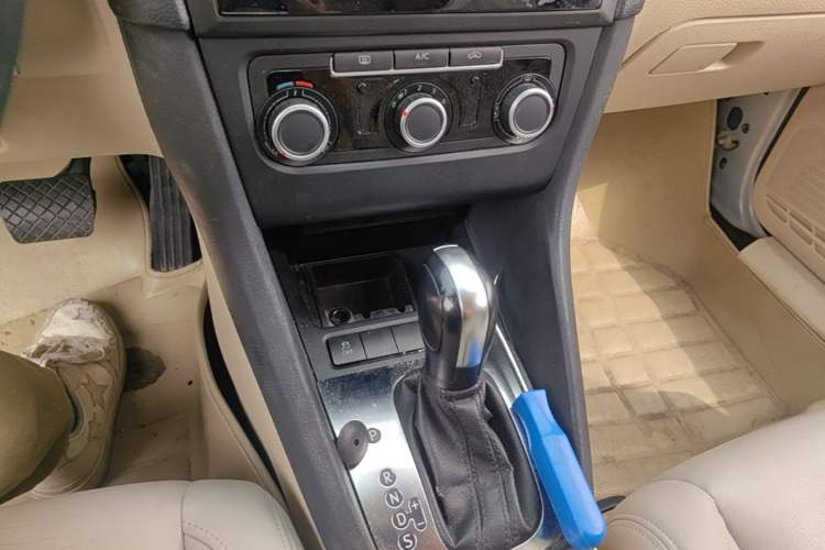 Used Volkswagen Golf 2012 1.6L Automatic Comfort Model Gear Lever