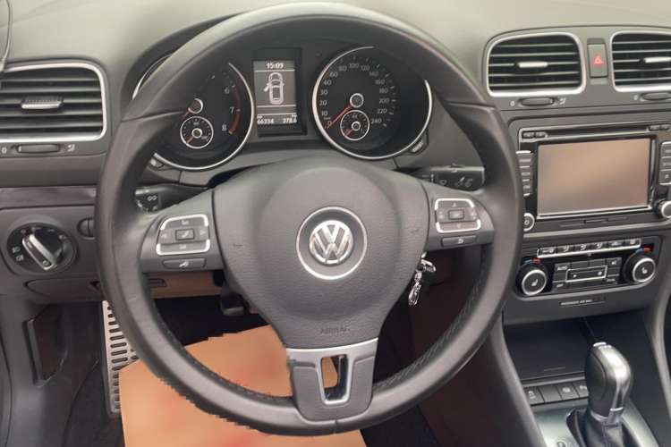 Used Volkswagen Golf 2012 1.4TSI Luxury Convertible Edition Interior 4