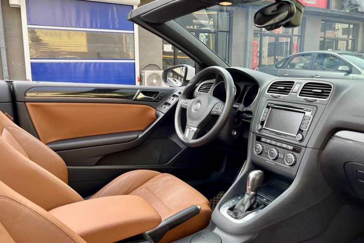 Used Volkswagen Golf 2012 1.4TSI Luxury Convertible Edition Interior 5