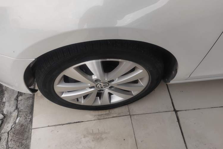 Used Volkswagen Golf 2012 1.4TSI Luxury Convertible Edition Left Front Wheel Hub
