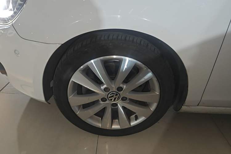 Used Volkswagen Golf 2012 1.4TSI Luxury Convertible Edition Left Front Wheel Hub