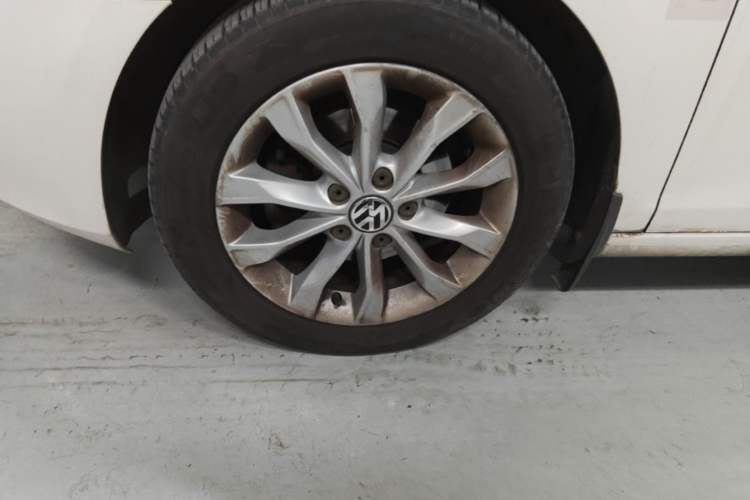 Used Volkswagen Golf 2012 1.6L Automatic Comfort Model Left Front Wheel Hub