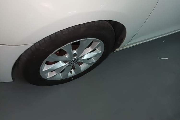 Used Volkswagen Golf 2012 1.4 TSI Automatic Comfort Edition Left Front Wheel Hub