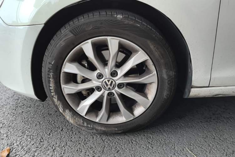 Used Volkswagen Golf 2012 1.4 TSI Automatic Comfort Edition Left Front Wheel Hub