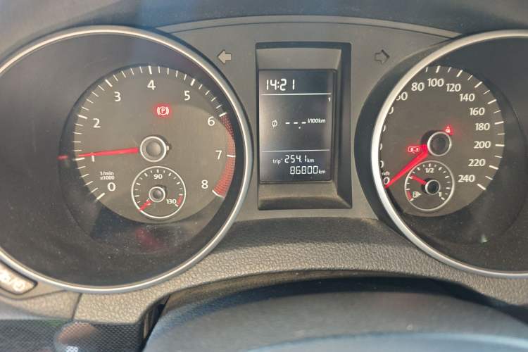 Used Volkswagen Golf 2012 1.6 Manual Comfort Edition Odometer Close Up